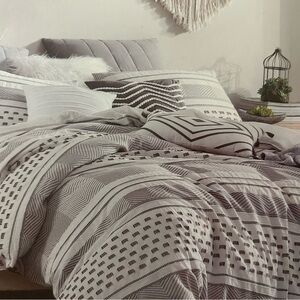 Elegant Grey and White Geometric Comforter Set